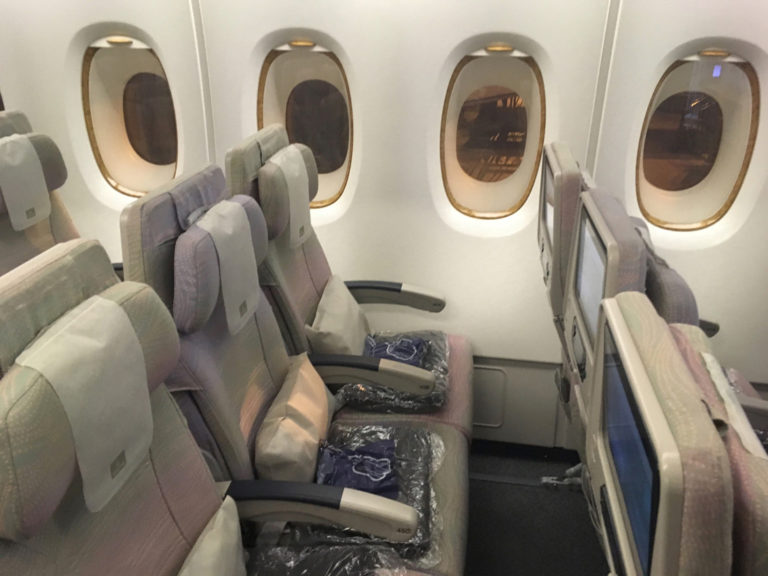 Emirates: Economy Class trip review from Kansai to Dubai - SKYTRAX